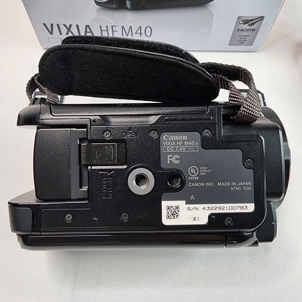 Canon VIXIA HF M40 HD Camcorder 10x Optical Zoom 16GB Internal Memory Kit Black - Picture 10 of 16
